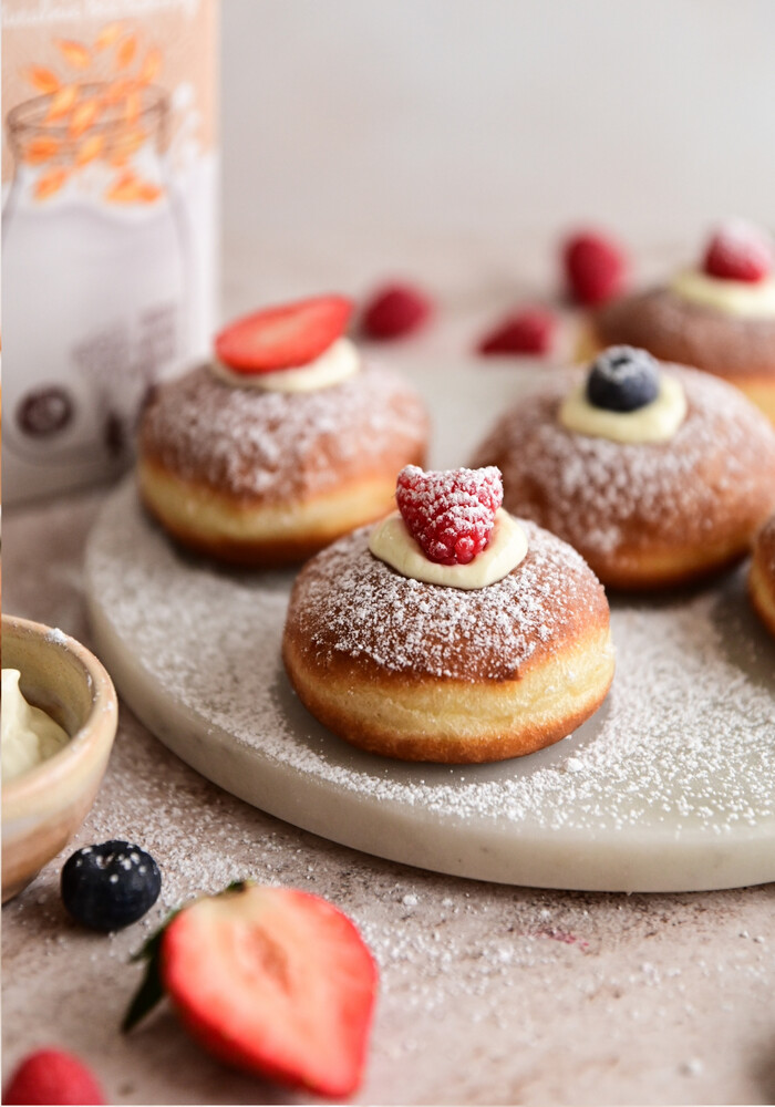 Pączki z kremem budyniowym i owocami 